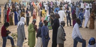 Senegalese begin voting on Sunday to elect new leader Senegalese begin voting on Sunday to elect new leader