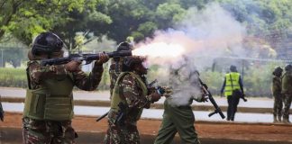 Kenya :Police fire tear gas as crowds call for Ruto to resign