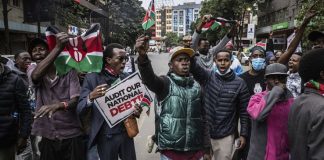 Kenya :Pro- and anti-government protesters clash in Kenya as police hurl tear-gas cannisters